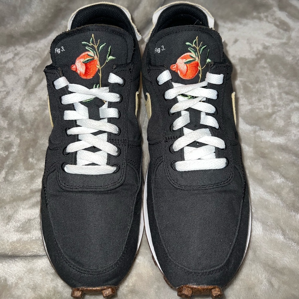 Nike Pomegranate Day breaks